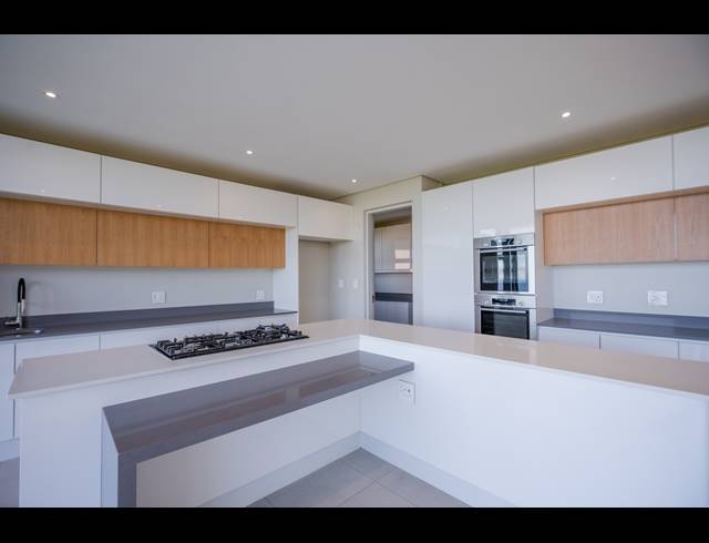 4 BEDROOM TOWNHOUSE FOR SALE IN LA LUCIA RIDGE
